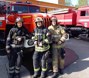 Четверо взрослых и один ребенок спасены пожарными с использованием спасательного капюшона