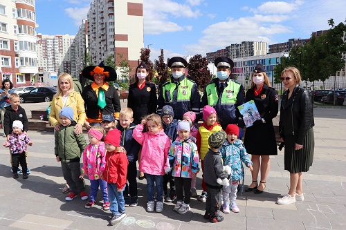 Полицейские Новой Москвы поздравили маленьких граждан с праздником