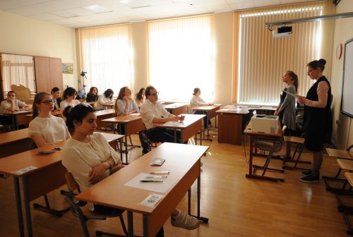 Воспитанница школы №2073 сдала экзамен по литературе на сто баллов