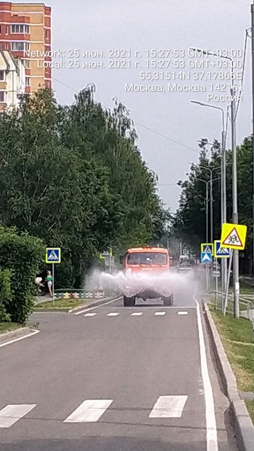 В Вороновском выполняются работы по поливу внутриквартальных дорог