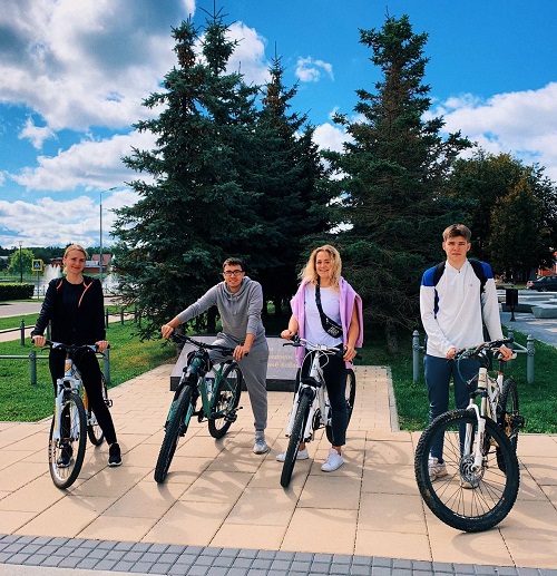 Велозаезд ко Дню флага России провели молодые парламентарии Вороновского