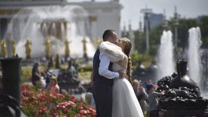 Свыше трех тысяч столичных пар поженились на необычных площадках