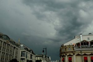 Синоптики объявили «желтый» уровень погодной опасности в Москве из-за сильного ветра и грозы