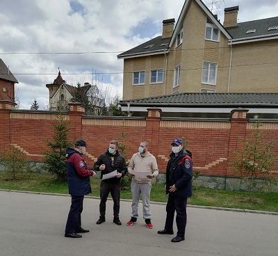 Специалисты пожарного отряда проводят профилактическое беседы в Вороновском