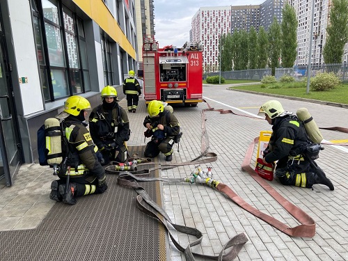 Московские огнеборцы провели занятия по пожарной безопасности