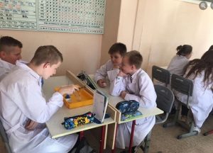 Ученики медицинского класса приняли участие в лабораторной работе по химии