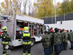 Московские школьники познакомились с историей гражданской обороны и узнали, как себя вести при пожаре