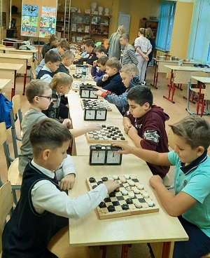 В Школе №2073 прошёл школьный этап турнира по шашкам