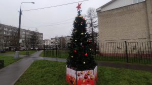 Работы по украшению к новогодним праздникам продолжились в Вороновском 