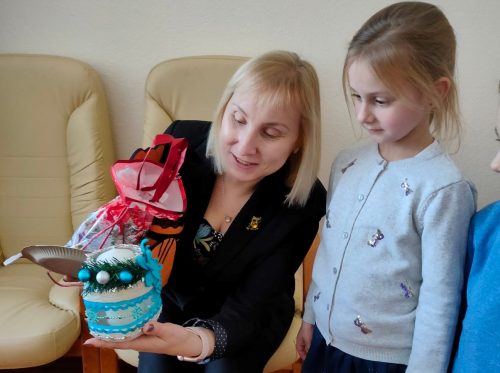 Воспитанники «Василька» поздравили директора образовательного комплекса №2073 с наступающими праздниками