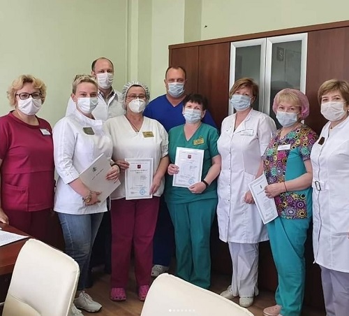 Сотрудники Вороновской больницы поздравили главного врача с днем рождения