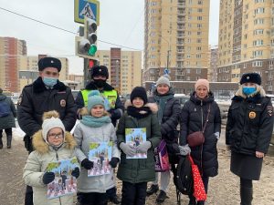 Сотрудники полиции Новой Москвы провели профилактические мероприятия «Засветись» и «Безопасный переход»