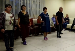 Движения танцев для дискотек разучили в Центре реабилитации «Ясенки»