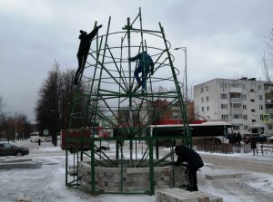 Работы по установке праздничной ели начали в Вороновском