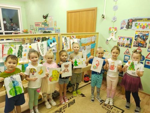 Дошкольники образовательной площадки «Василек» получили раскраски от учеников средних классов