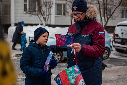 Московские пожарные и спасатели исполнили новогоднее желание мальчика