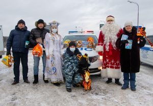 Полицейские Новой Москвы поздравили автомобилистов с наступающим Новым годом