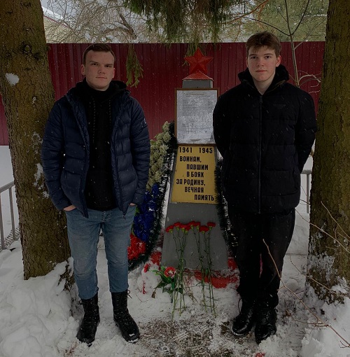 Представители Молодёжной палаты организовали уборку памятника в Безобразово