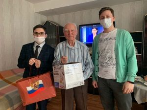 Молодые парламентарии Вороновского поздравили ветерана с наступающим праздником