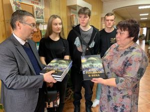 Молодые парламентарии Вороновского приняли участие в акции «Дарите книги с любовью»
