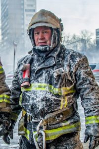 Воспитать новое поколение профессионалов: московские спасатель, пожарный и пилот экстренной авиации вошли в число почетных наставников России
