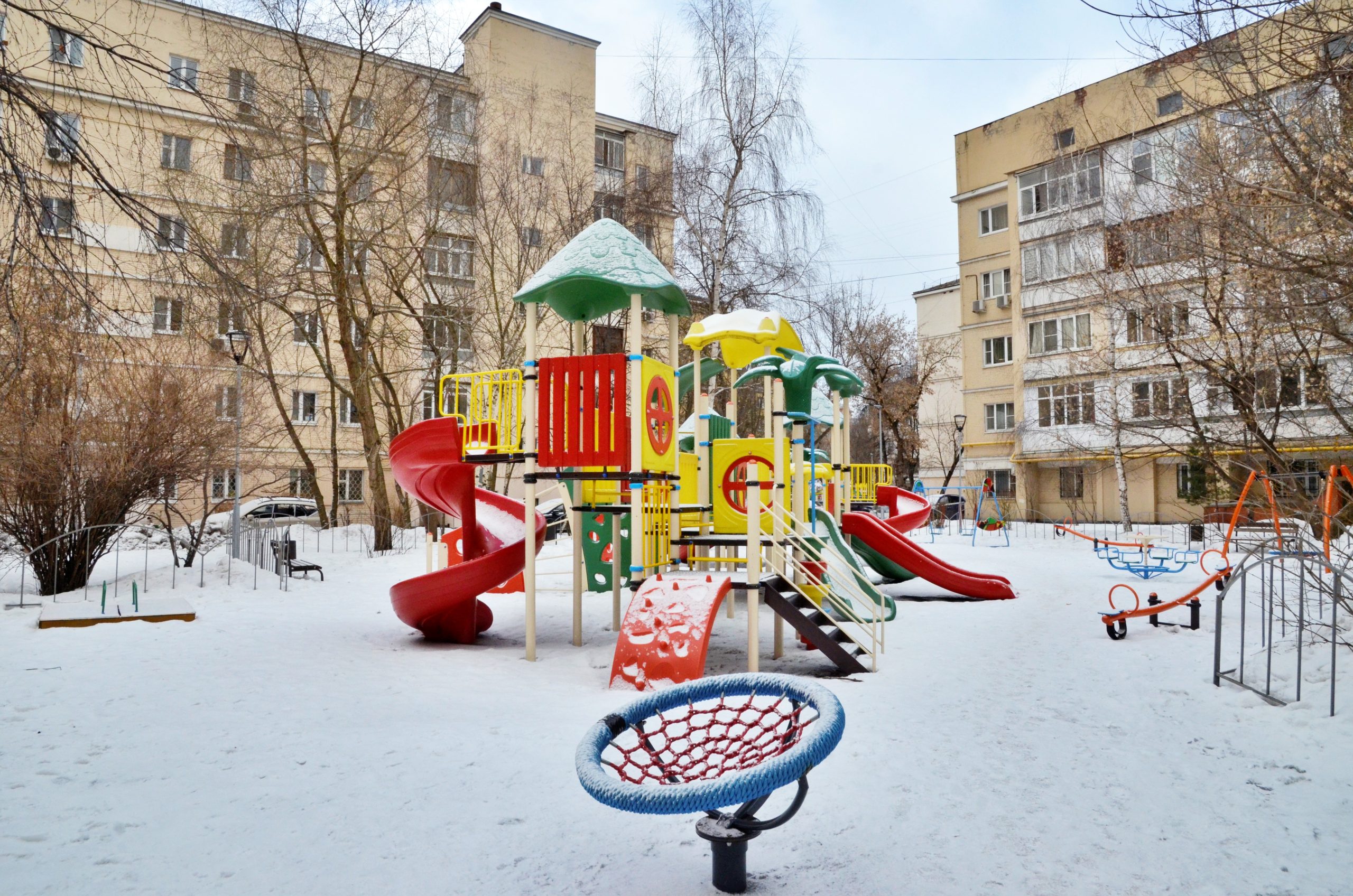 Свыше 2,3 тысячи дворовых территорий благоустроят в Москве