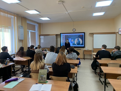 В Новой Москве сотрудница полиции провела профилактическую беседу со школьниками