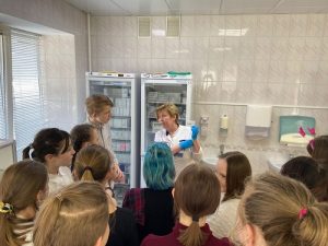 Ученики медицинского класса посетили лабораторию Вороновской больницы