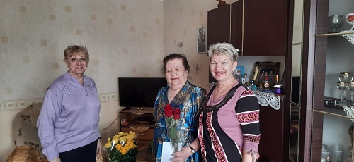 Жительницу поселения поздравили с 90-летием.