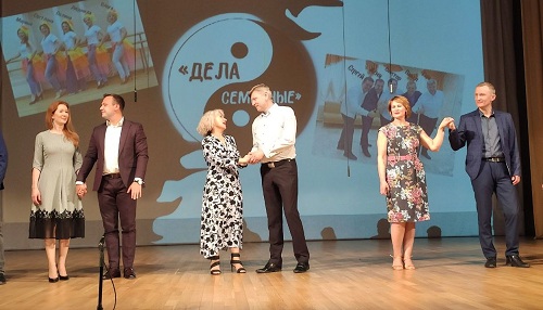 Премьера спектакля «Дела семейные» прошла на сцене ДК «Дружба»