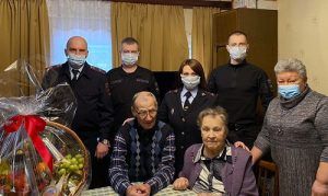 Сотрудники полиции Новой Москвы поздравили ветерана органов внутренних дел с 85-летним юбилеем