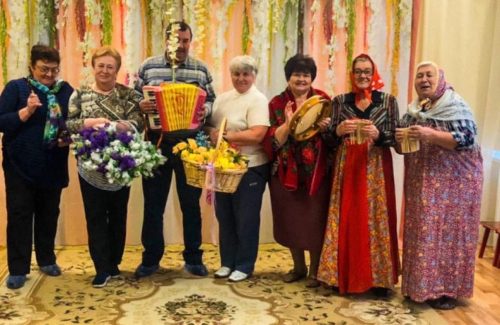 Сотрудники Центра социального обслуживания «Щербинский» пригласили получателей услуг на занятия пением