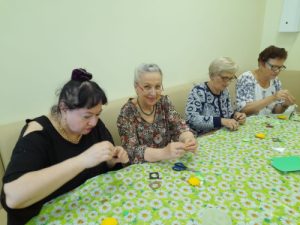 Мастер-класс по созданию броши из фоамирана провели в Центре реабилитации «Ясенки»