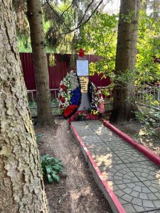 Молодежная палата привела в порядок памятник в деревне Безобразово