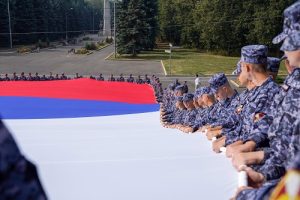 Сотрудники Росгвардии приняли участие в акции, посвященной Дню Государственного флага в Москве