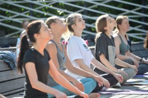 Представители Центра физической культуры и спорта предложили бороться с жарой медитацией