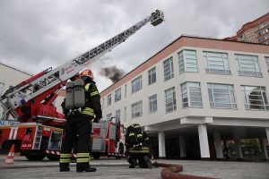 Огнеборцы Новой Москвы провели пожарно-тактическое занятие в школе