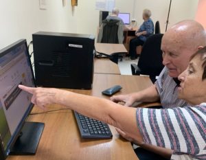 Гости Центра реабилитации «Ясенки» приняли участие в занятии по компьютерной грамотности