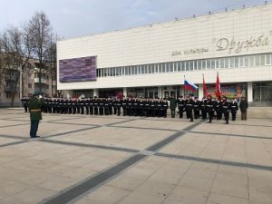 На площади перед домом культуры Дружба прошел марш кадетских классов в преддверии Дня воинской славы России