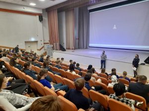 Сотрудник ЦПЭ Новой Москвы и представитель Общественного совета при УВД по ТиНАО посетили одну из столичных школ