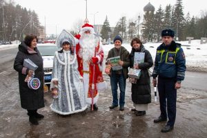 Сотрудники ДПС Новой Москвы и представители Общественного<br>совета приняли участие в ежегодной акции «Полицейский Дед Мороз»