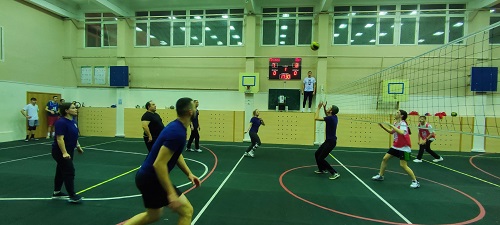 В Школе №2073 прошел волейбольный матч между педагогами и учениками