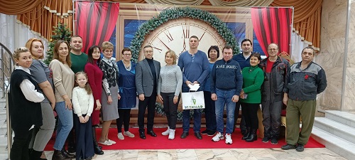 Евгений Иванов поздравил коллективы учреждений с наступающими праздниками