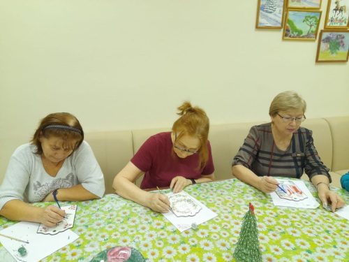 Новогодний мастер-класс по декупажу провели в Центре реабилитации «Ясенки»