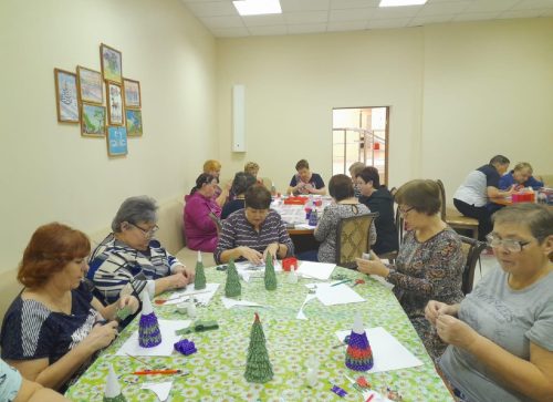 Предновогоднее занятие творческой мастерской организовали в Центре реабилитации «Ясенки»