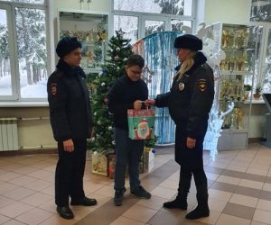 Полицейские ТиНАО приняли участие в новогодней акции «Полицейский дед мороз»
