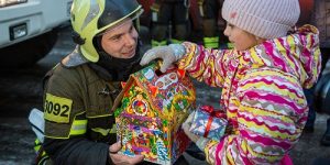 Московские пожарные исполнили новогоднее желание юной жительницы