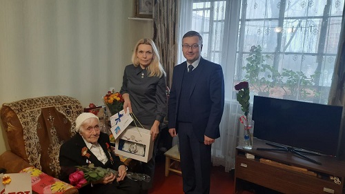 Жительницу поселения поздравили с 95-летним юбилеем
