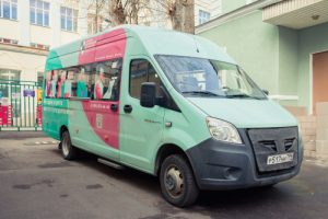 Добрые перевозки: два новых автобуса курсируют по столице в рамках программы «Маршрут к долголетию»