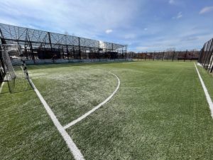 Поле спортивного комплекса «Вороново» привели в порядок после зимы